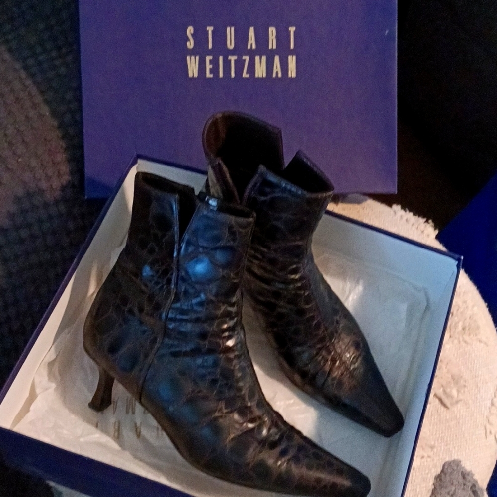 Stuart Weitzman oaeis brown caiman Croc. Kitten heel 👢 boots with box